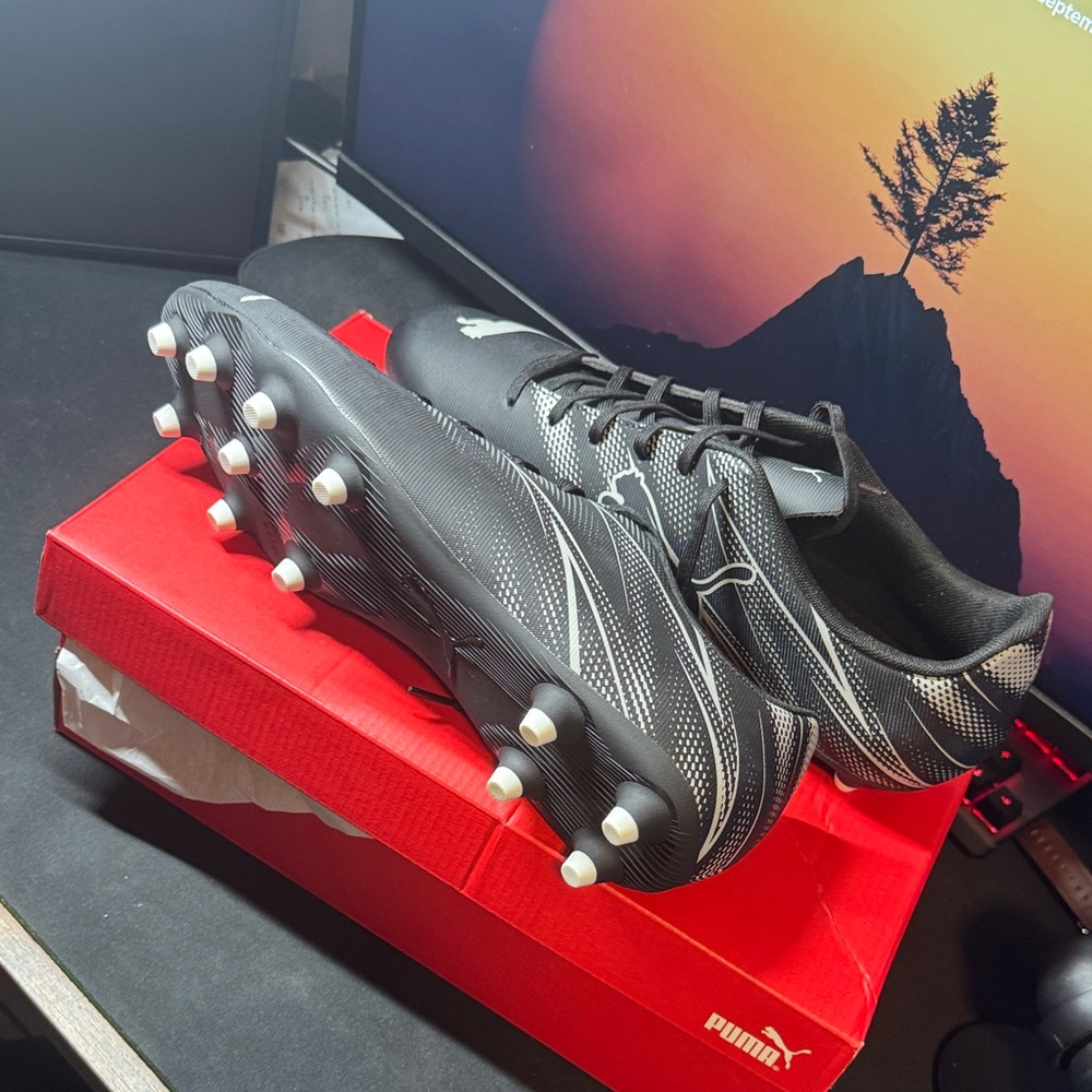 New Puma Men's Black and White Athletic Cleats - Picture 3 of 4